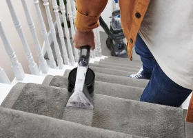 VAX_Spinscrub_Power_Reach_-_Cleaning_Stairs_Tiger_Blue